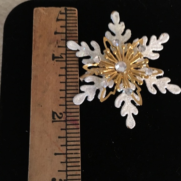 Snowflake Pin ❄️ - Picture 2 of 4